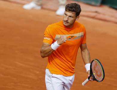Carreno Busta beats Davis Cup team mate Bautista Agut to advance