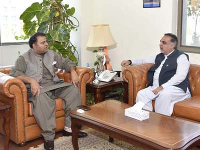Fawad offers assistance for introducing electric busses in Karachi