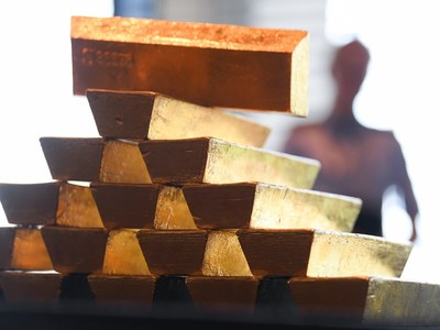 Gold rises 1pc on dollar weakness, economic uncertainty Gold rises 1pc on dollar weakness, economic uncertainty