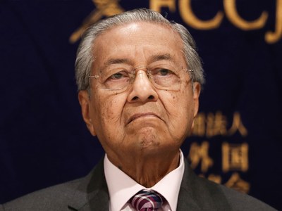 Mahathir says Muslims have right to kill French