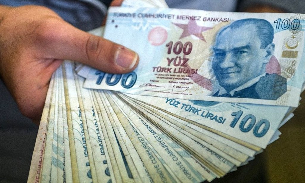 Fitch sees growing risk as Turkish lira hits new low