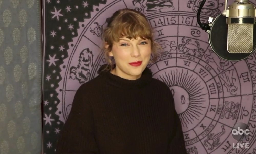Taylor Swift wins big at the AMAs, says she&rsquo;s re-recording her early music