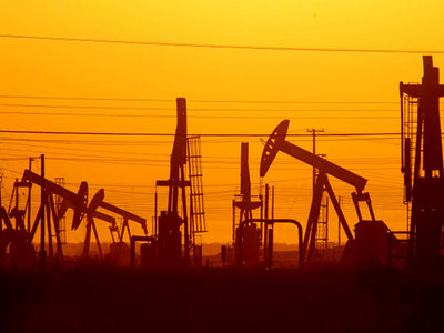 Oil looks for reasons to rally