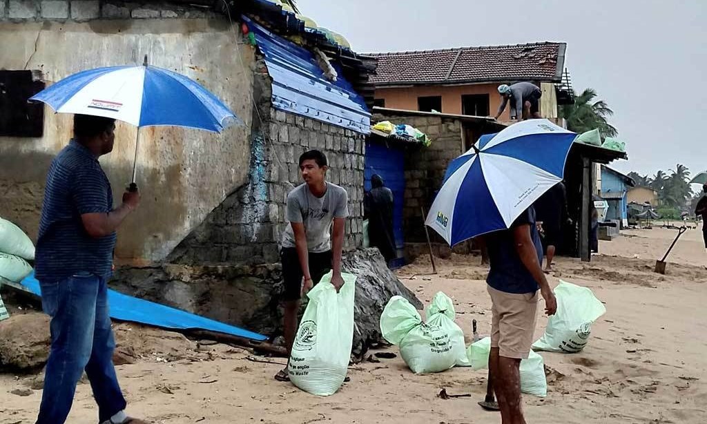 Cyclone hits Sri Lanka as southern India hunkers down