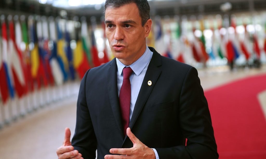 Spain seeks to vaccinate 15-20mn people by mid-2021, PM says