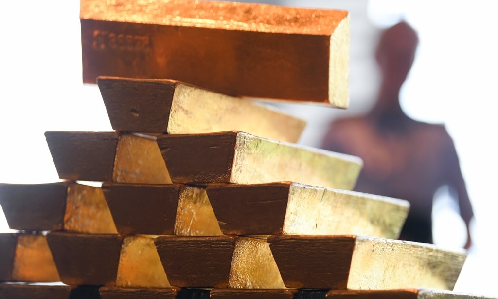Gold eases but on track for first weekly gain in four weeks