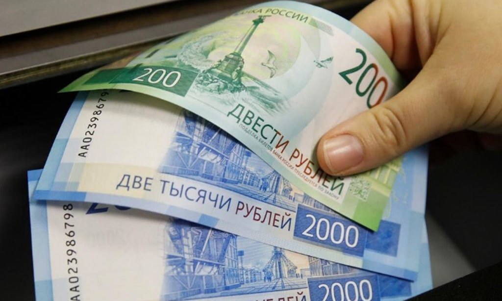 Rouble gains towards 73 vs dollar, RTS at highest since March
