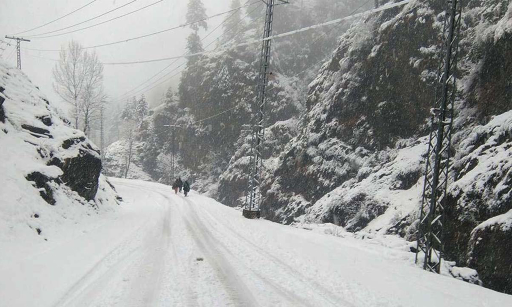 Snowfall paralyzes life in hilly areas of GB