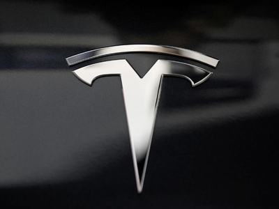 Tesla market value crosses $800bn for the first time