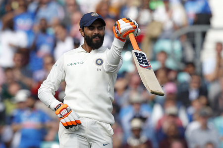 Jadeja dislocates thumb, Pant in pain in Sydney