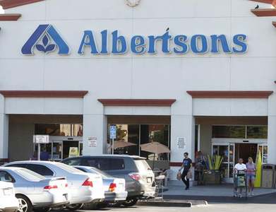 Albertsons raises forecast after beating sales on pandemic-driven food demand