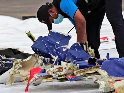 Hunt for cockpit tapes after Indonesia jet crash Hunt for cockpit tapes after Indonesia jet crash