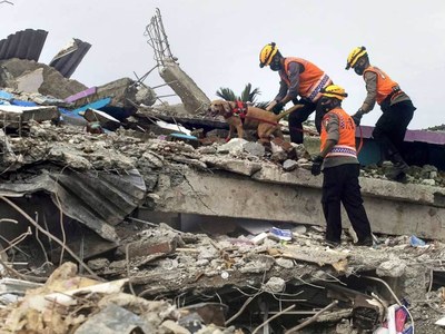 Torrential rains hamper hunt for Indonesia quake survivors