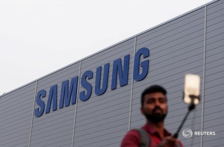 Samsung chief jailed for 2.5 years over corruption scandal Samsung chief jailed for 2.5 years over corruption scandal