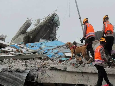 Indonesian medics overwhelmed by quake casualties Indonesian medics overwhelmed by quake casualties