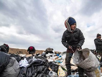 Beyond the oil wells, Syrians rummage in trash to survive Beyond the oil wells, Syrians rummage in trash to survive