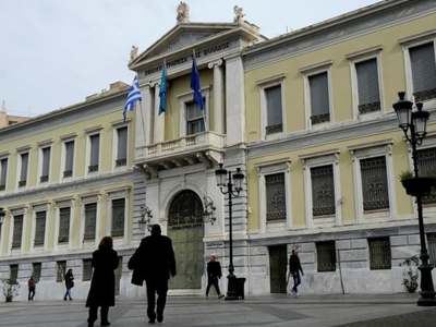 Greece raises 2bn euros through private placement with Greek banks Greece raises 2bn euros through private placement with Greek banks