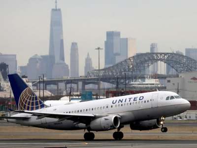 United Airlines launches new employee exit deals with pay, memo shows