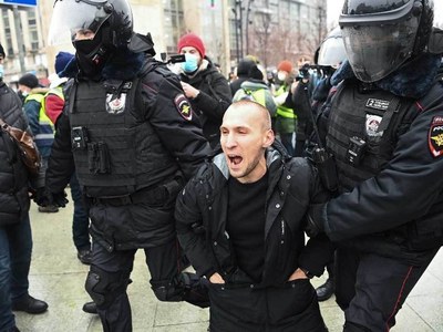 Russia detains dozens of Navalny supporters at anti-Putin protests