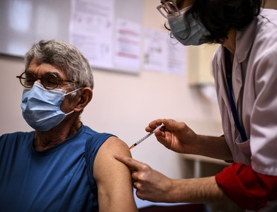 French health body recommends delaying second COVID shot to six weeks after first