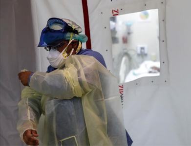 Hong Kong locks down thousands for compulsory COVID-19 testing