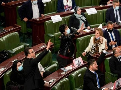 Tunisia holds tense confidence votes on new cabinet Tunisia holds tense confidence votes on new cabinet