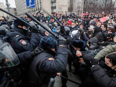 Hundreds held as Russian police clamp down on Navalny protests Hundreds held as Russian police clamp down on Navalny protests
