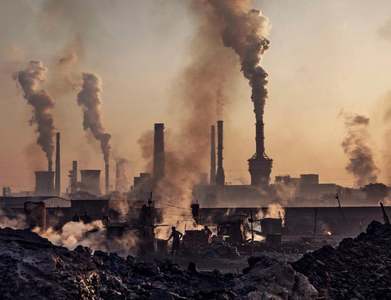 Benchmark EU carbon price hits record high 37.56 euros/tonne