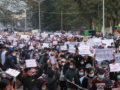 Myanmar issues crackdown warning as rallies heap pressure on coup leaders Myanmar issues crackdown warning as rallies heap pressure on coup leaders
