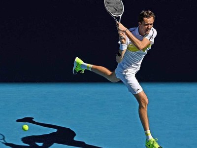 Medvedev extends win streak despite coach walk-out
