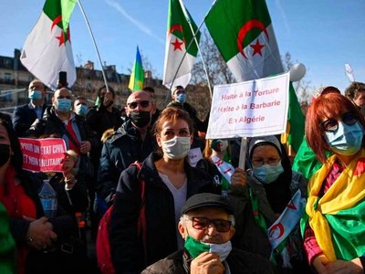 Algerian police out in force on protests anniversary