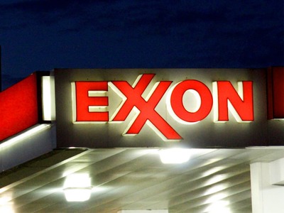 Exxon pitches investors on dividend growth, debt reduction