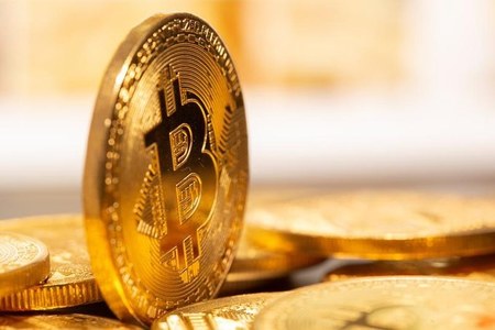 Rush to bitcoin? Not so fast, say keepers of corporate coffers