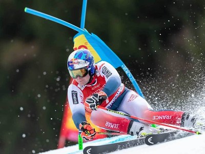 Pinturault leads giant slalom to close in on overall title