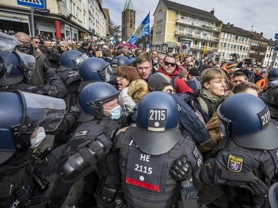 Police clash with Covid protesters in German city