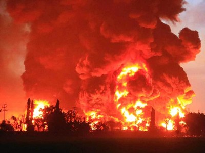 Massive fire engulfs Indonesian oil refinery