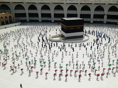 'Immunised' Muslim pilgrims in Mecca as Ramadan begins