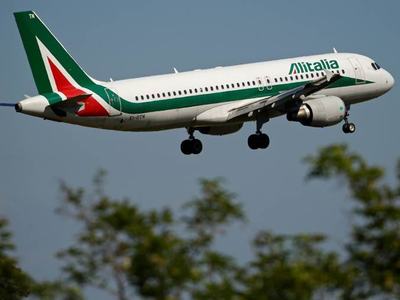 Alitalia workers block famed Rome street as government meets unions