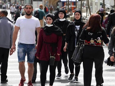 Masks come off as Israel vaunts virus victory
