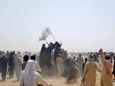 Afghan forces fighting to retake Pakistan border crossing