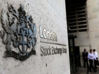 FTSE 100 gains on robust earnings, bumper dividends