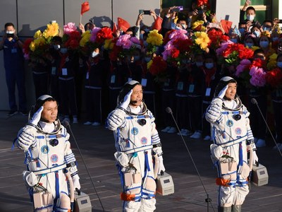 Chinese astronauts return to earth after 90-day mission