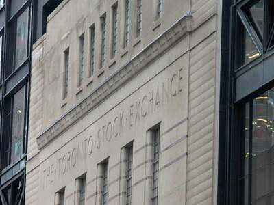 TSX flat as weakness in tech, healthcare offset commodity-linked gains