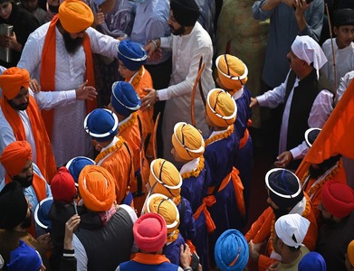 Pakistanis welcome Indian Sikhs for founder Guru Nanak's birthday