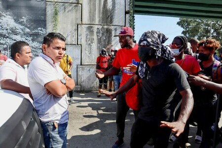 Caravan migrants accept Mexico visa deal to disperse
