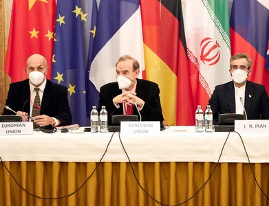 World powers test Iran's commitment to talks, Iran stays firm