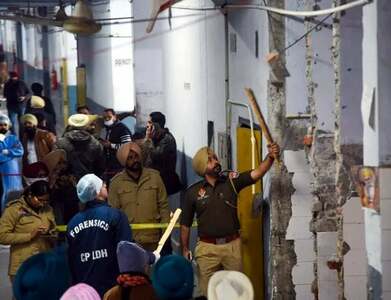 Two dead after blast in Indian court building