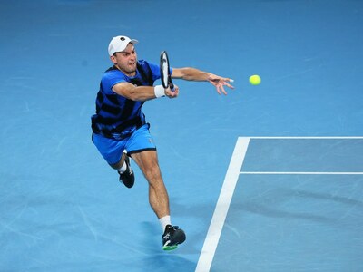 Red-hot Karatsev downs Murray to win Sydney title