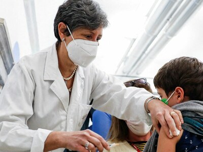 Italy says Omicron has peaked, cases in decline