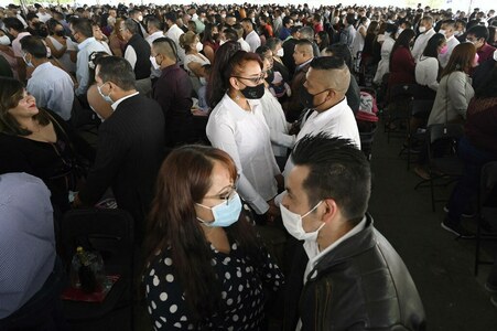 Hundreds wed at Valentine's Day ceremony in Mexico